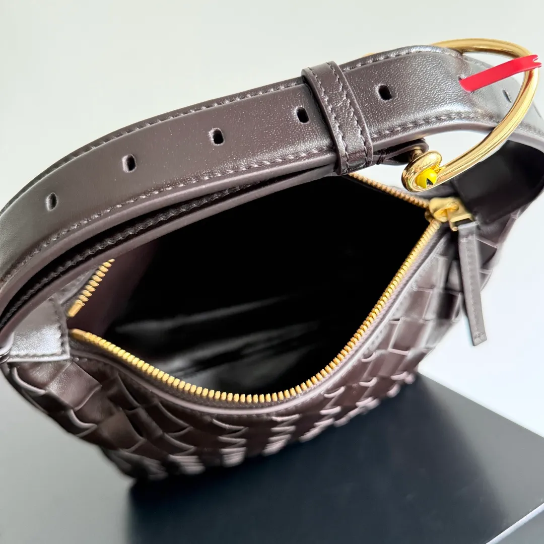 Batch 1880 BOTTEGA VENETA Year of the Snake🐍Limited Edition Wallace's classic Intreccio woven leather lunch bag, equipped with a lifelike golden snake-shaped buckle, playful and smart shape, which means the blessing of the snake. The shoulder strap can be adjusted in length. The shape of the bag evolved from the lunch bag. It has a classic shape and is versatile. The bag capacity is enough to carry mobile phones, keys, cosmetics, etc. during daily commuting and shopping. The limited edition for the Year of the Snake has an extra sense of sophistication, and it also means that snakes move around and bring good luck ~ Style number: 815395 (754443) Size: 22*13*9.5cm